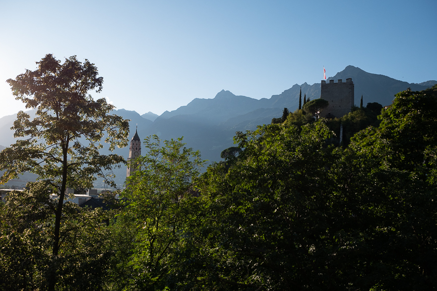 Meran im Abendlicht, Burg und Berge